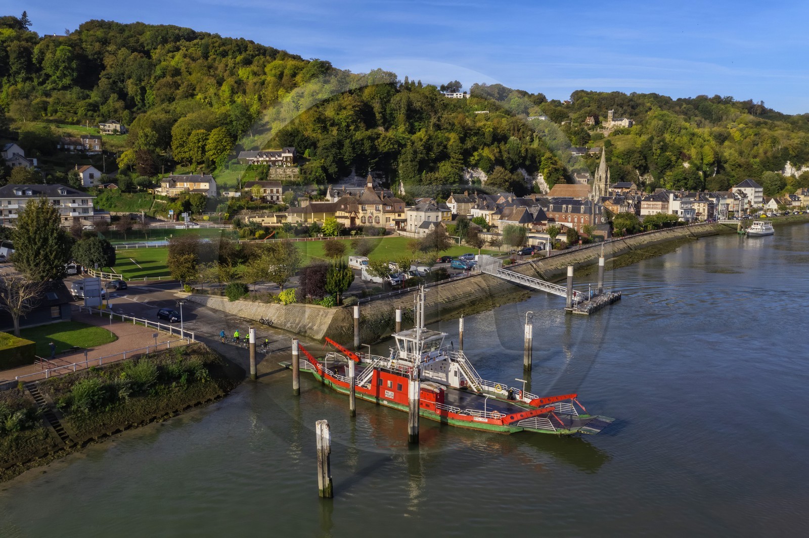 France, Seine-Maritime (76), Parc naturel régional des Boucles de la Seine normande, traversée du bac auto au village de La Bouille (vue aérienne)