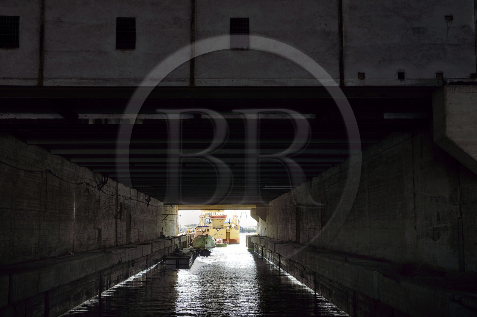 France, Charente-Maritime (17), La Rochelle, le Port Atlantique La Rochelle, port de commerce, les anciennes bases sous-marines vestige de la Seconde Guerre mondiale dans le bassin à Flot