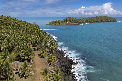France, Guyane, Kourou, Iles du Salut, l'Ile du Diable en face de l'Ile Royale a servi de bagne aux prisonniers politiques dont Alfred Dreyfus, ruines de l'atelier des travaux au premier plan (vue aérienne)