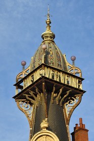 France, Haute-Loire (43), Le Puy-en-Velay, établissement originel de la société de la Verveine du Velay construit par l'architecte Proy en 1906, tourelle surmontée d'un dôme garni de vitraux créés par Charles Borie