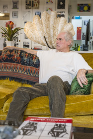 France, Paris (75), l'artiste plasticien Jean-Pierre Raynaud dans son appartement atelier