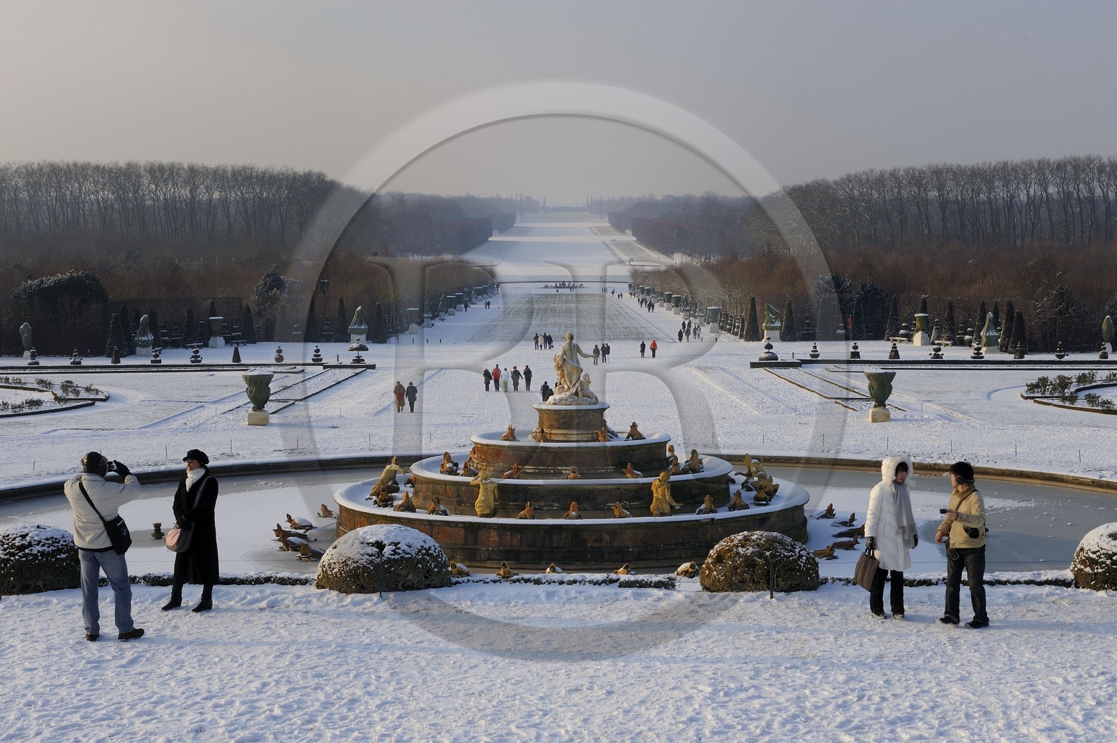 France, Yvelines (78), parc du château de Versailles sous la neige, classé Patrimoine Mondial de l'UNESCO, le Bassin de Latone et la perspective des jardins et de l'axe du Soleil vers le Grand Canal gelé