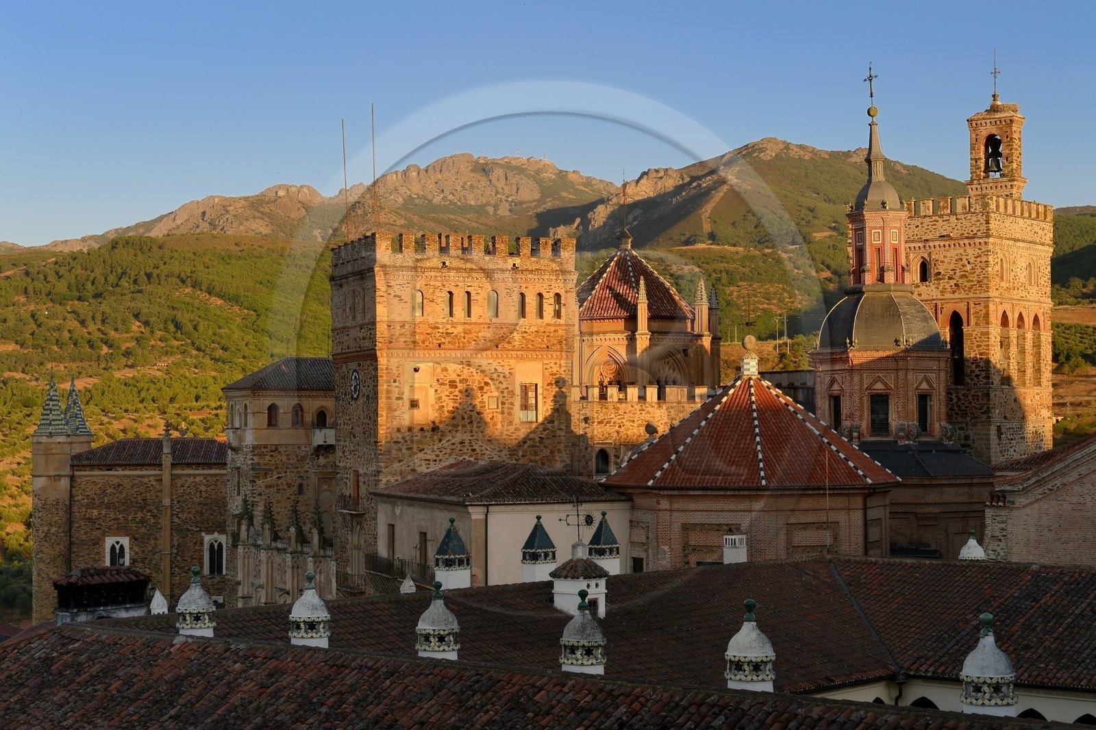 Espagne, Estremadure, Guadalupe, monastère royal de Santa Maria de Guadalupe classé Patrimoine mondial de l'UNESCO, sanctuaire formé de huit tours construit à l'endroit où la vierge apparut à un berger