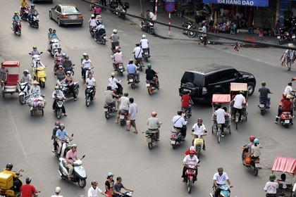 Vietnam, Hanoï, vieille ville, intense circulation sur le rond point au nord du lac Hoan Kiem appelé lac de l'épée restituée depuis le Legends Beer