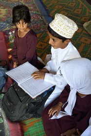Sultanat d'Oman, gouvernorat de Ash Sharqiyah, désert des Wahiba Sands ou Sharqiya Sands, village bédouin de al-Wasil, famille bédouine al-Badri, Said qui rentre de l'école