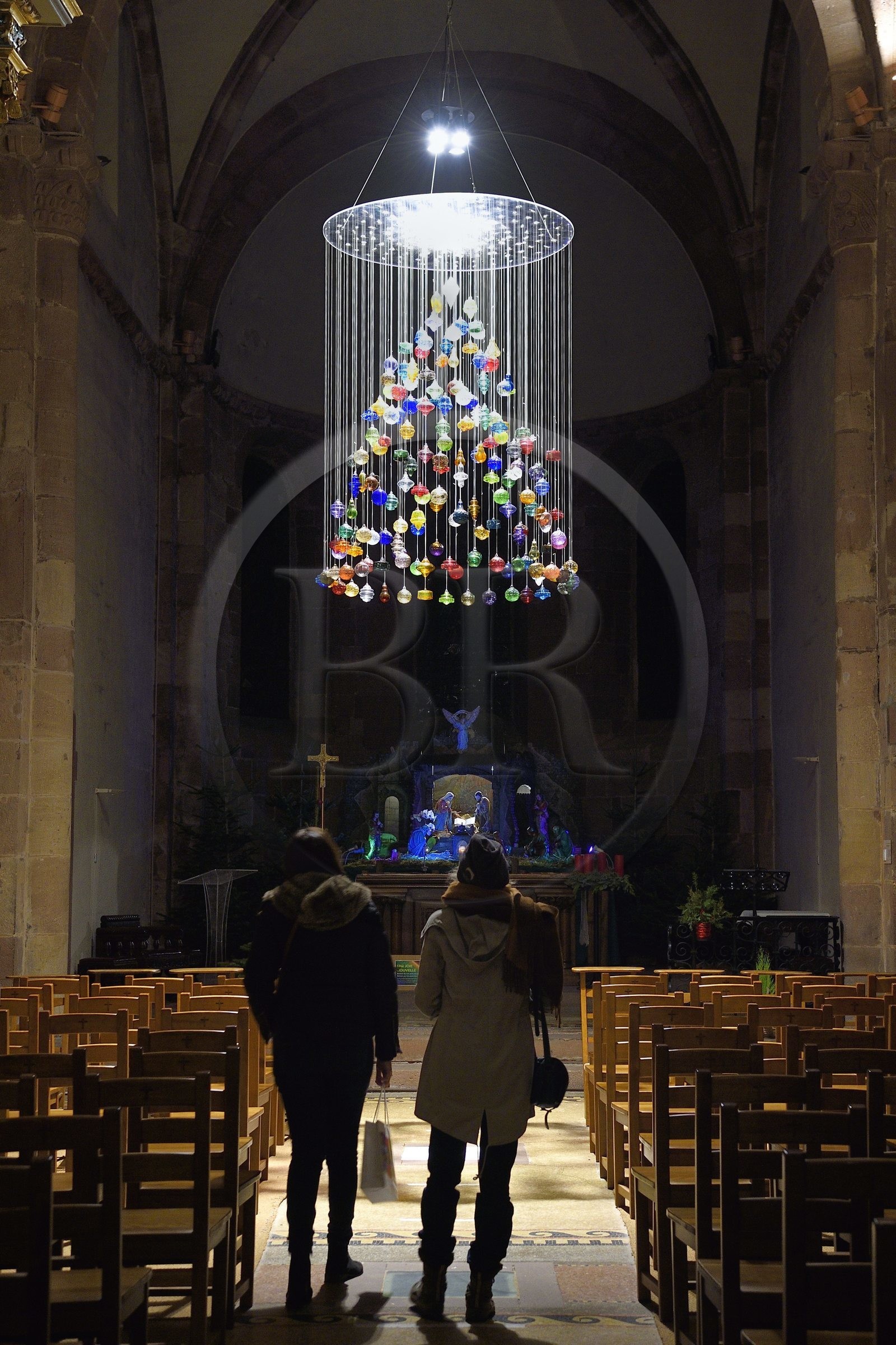 France, Bas-Rhin (67), Selestat, église Sainte-Foy, lustre composé de 173 boules de Noël en verre de Meisenthal qui est une évocation contemporaine des anciens lustres de l'église
