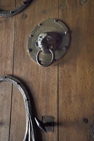 France, Haute-Loire (43), Brioude, la Basilique Saint-Julien de Brioude de style roman auvergnat, heurtoir du XIIe siècle en bronze de la porte sud qui représente un faciès de singe malicieu