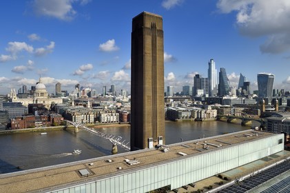 Royaume-Uni, Londres, quartier de Southwark, la Tate Modern, le pont du Millénaire (Millennium Bridge) de l'architecte Norman Foster sur la Tamise et la cathédrale Saint-Paul dans la City en arrière plan, les gratte-ciels de la City avec la tour 20 Fenchurch Street surnommée le Talkie-Walkie conçu par l'architecte Rafael Vinoly à droite