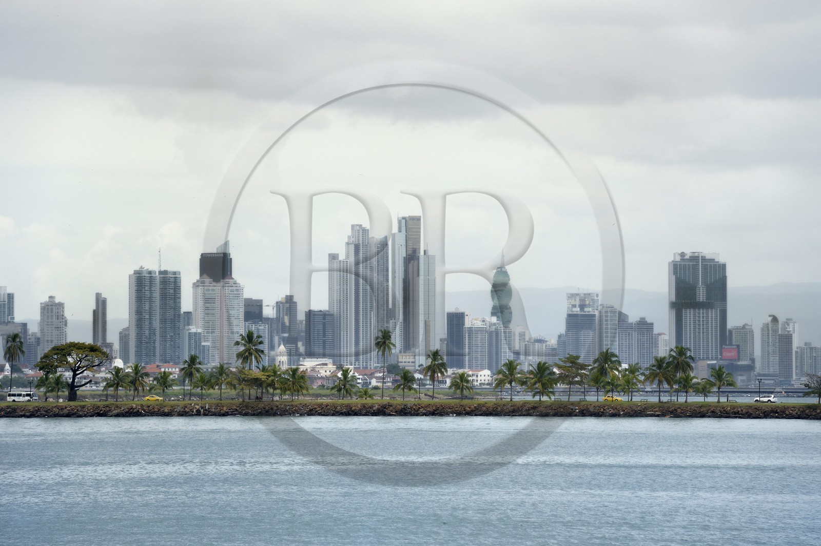 Panama, Panama City, le front de mer et ses gratte-ciels, la chaussée des Iles (Calzada de Amador) en premier plan