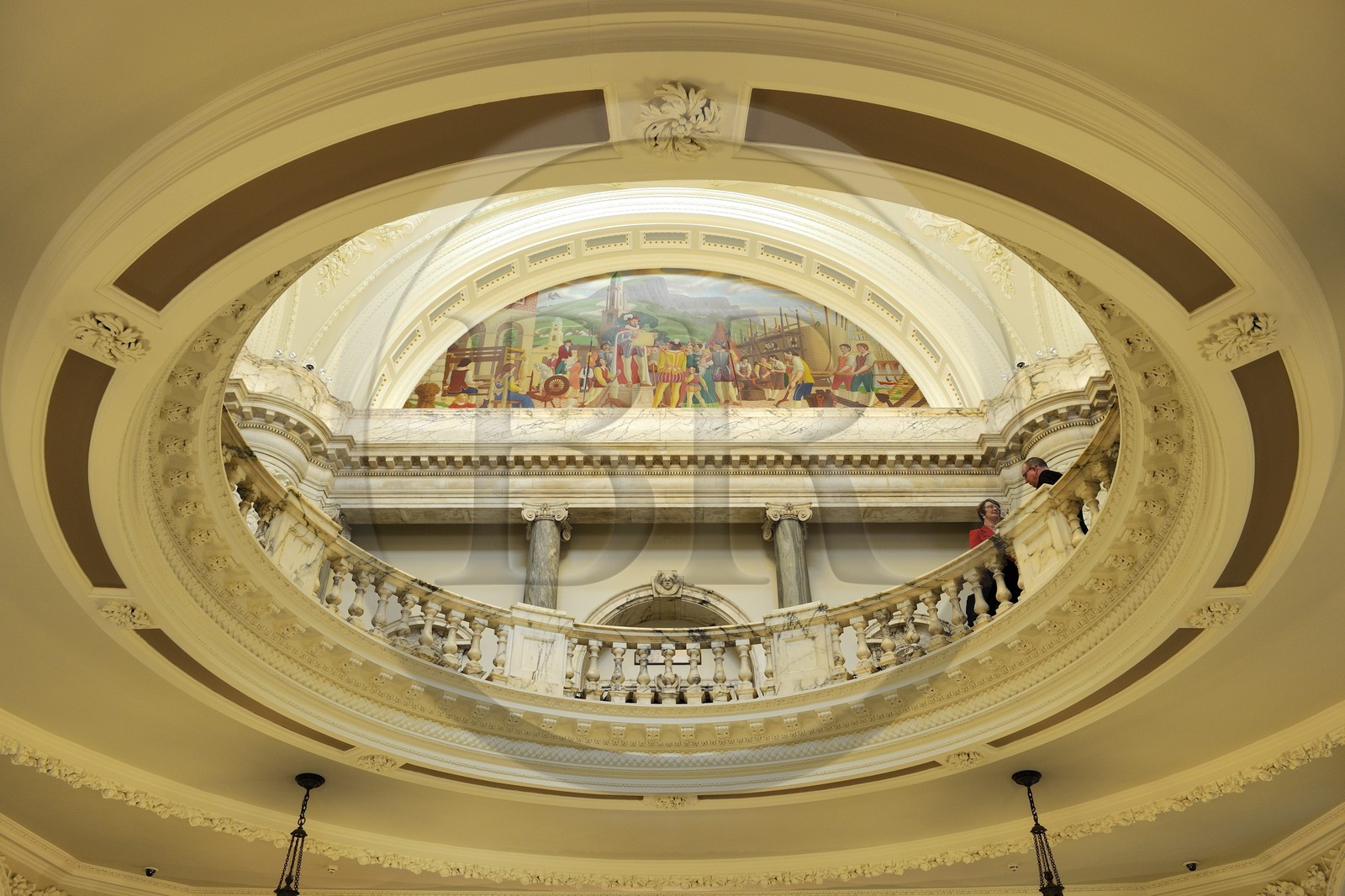 Royaume-Uni, Irlande du Nord, Belfast, le City Hall (hotel de ville), le hall principal et fresque symbolisant l'histoire de la ville
