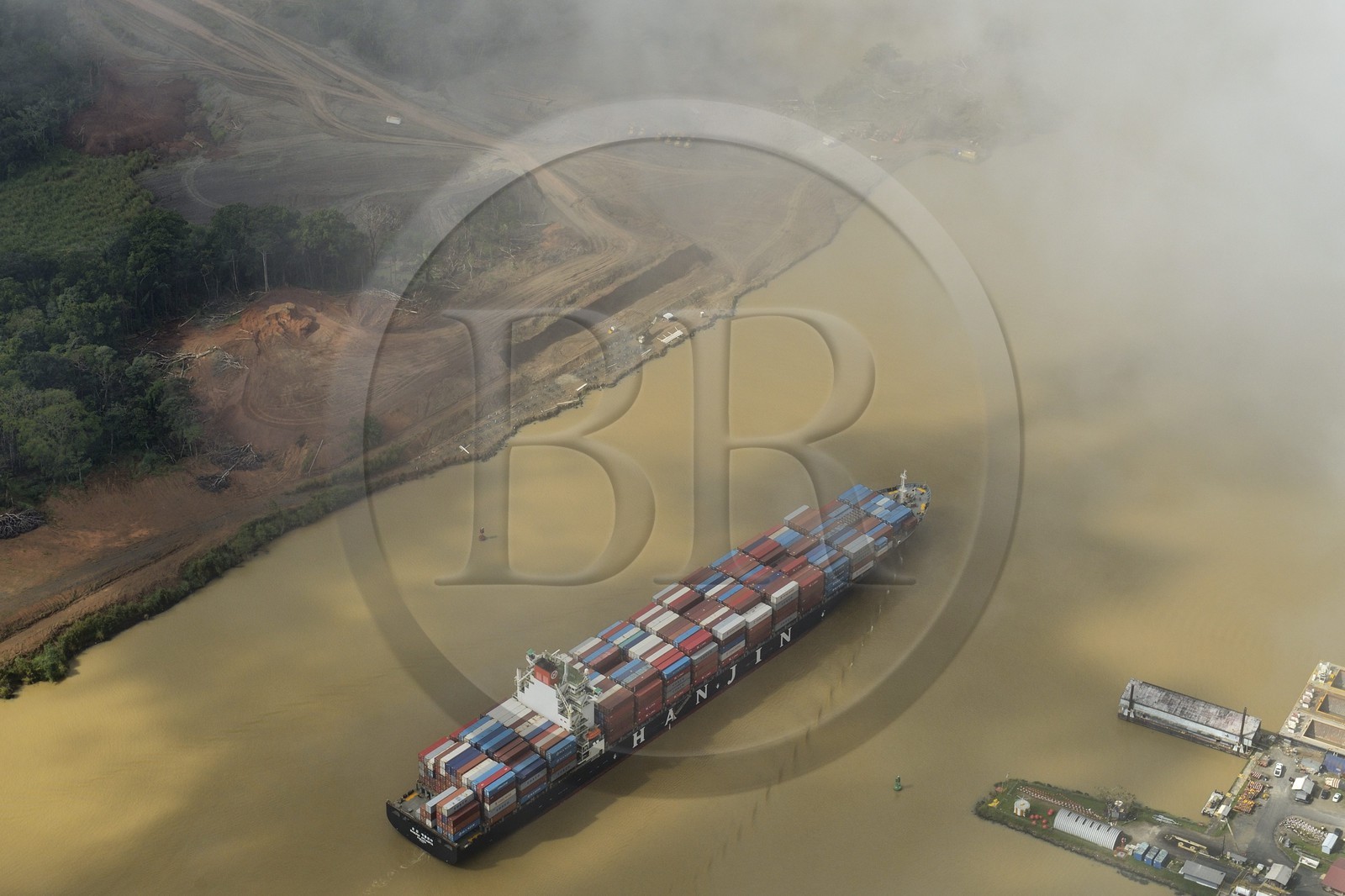 Panama, Canal de Panama à Gamboa, cargo Panamax porte-conteneurs (vue aérienne)