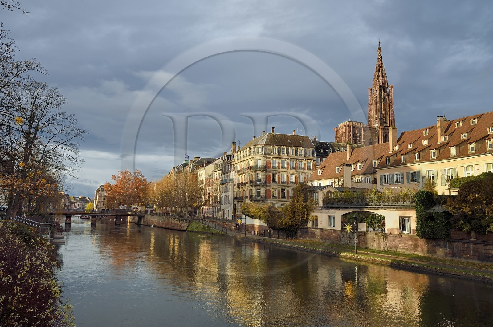 France, Bas-Rhin (67), Strasbourg, vieille ville classée au Patrimoine Mondial de l'UNESCO, les bords de la rivière l'Ill à l'automne et la cathédrale Notre-Dame