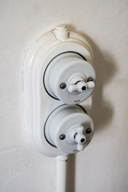 France, Finistère (29), Pays des Abers, Ile Vierge, le phare de l'Ile Vierge, l'ancien phare de 1845 transformé en écogite, interrupteur vintage