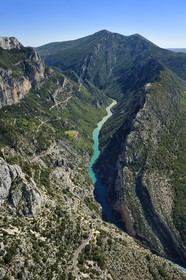Var (83) rive gauche et Alpes-de-Haute-Provence (04) rive droite, Parc Naturel Régional du Verdon, le Grand Canyon des Gorges du Verdon entre Le Galetas et le Cirque de Vaumale en arrière plan (vue aérienne)
