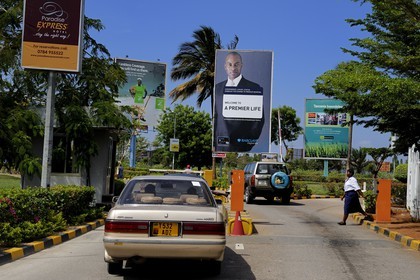 Tanzanie, Dar es-Salaam, affiches publicitaires en périphérie