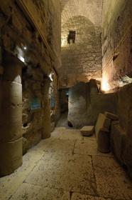 Israel, Jérusalem, ville sainte, vieille-ville classée Patrimoine Mondial de l'UNESCO, souterrain du Kotel qui longe le Mur occidental faisant partie des murs de soutènement de l'esplanade du Temple construite par Hérode Ier le Grand, rue originale de la période hérodienne