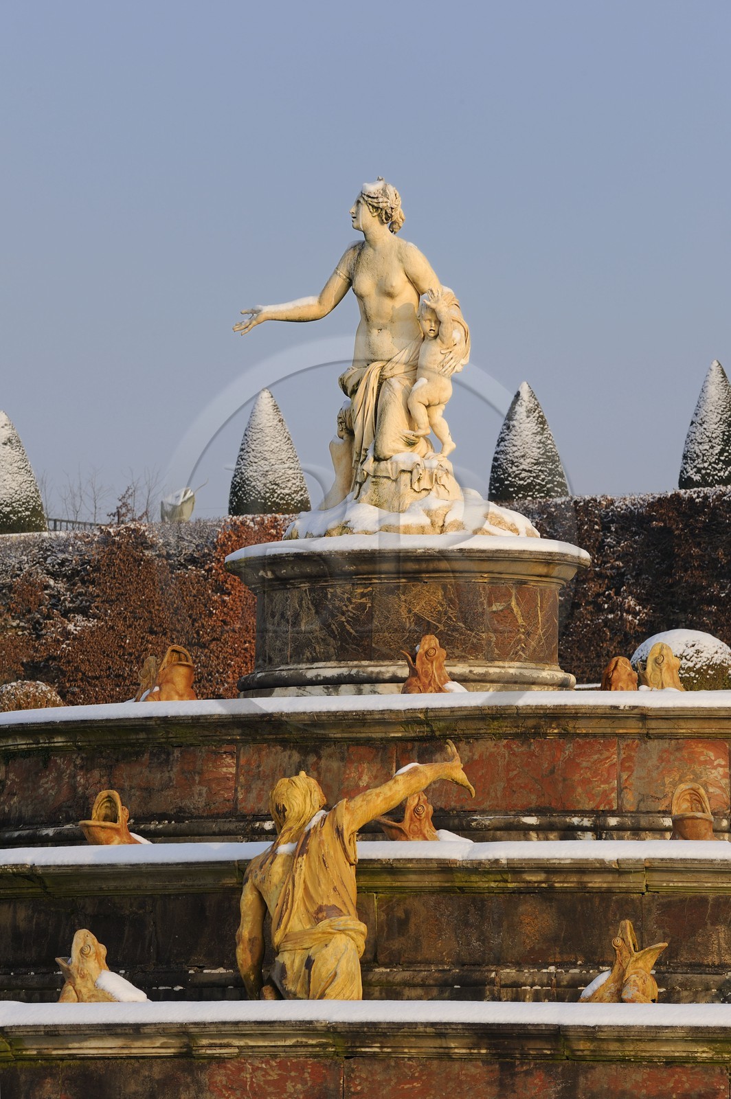 France, Yvelines (78), parc du château de Versailles sous la neige, classé Patrimoine Mondial de l'UNESCO, le Bassin de Latone