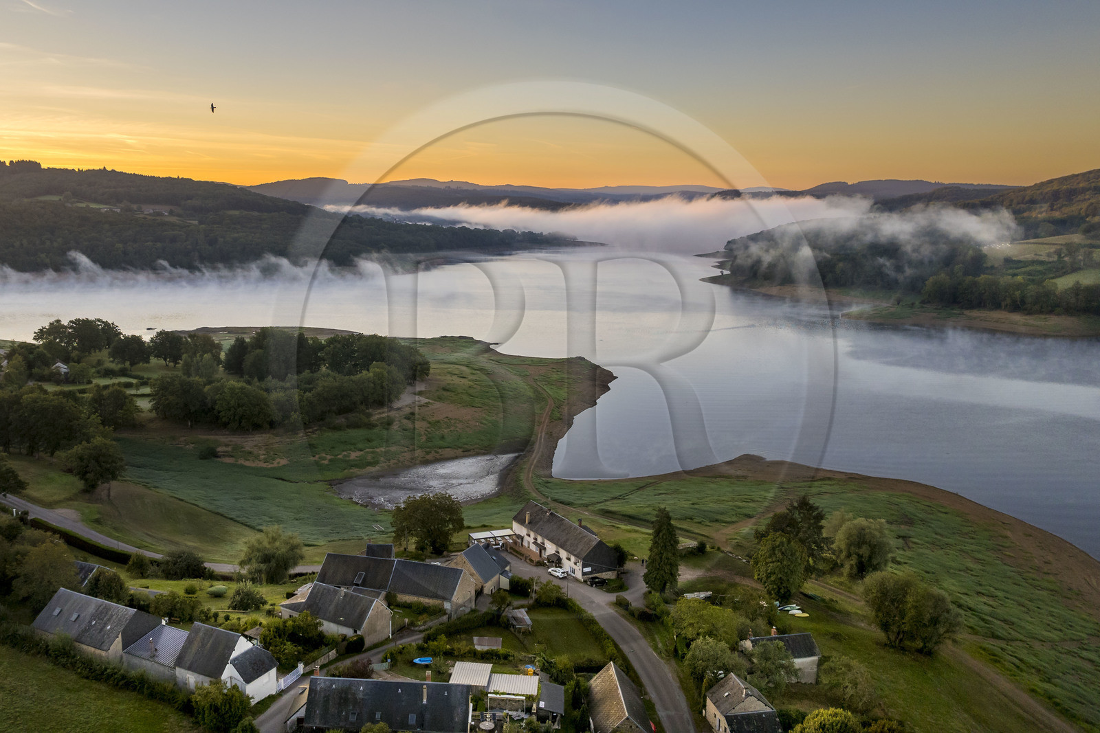 France, Nièvre (58), Parc naturel régional du Morvan, Chaumard, lac de Pannecière dans la brume du petit matin, le hameau de Vauminot sur la rive Nord (vue aérienne)