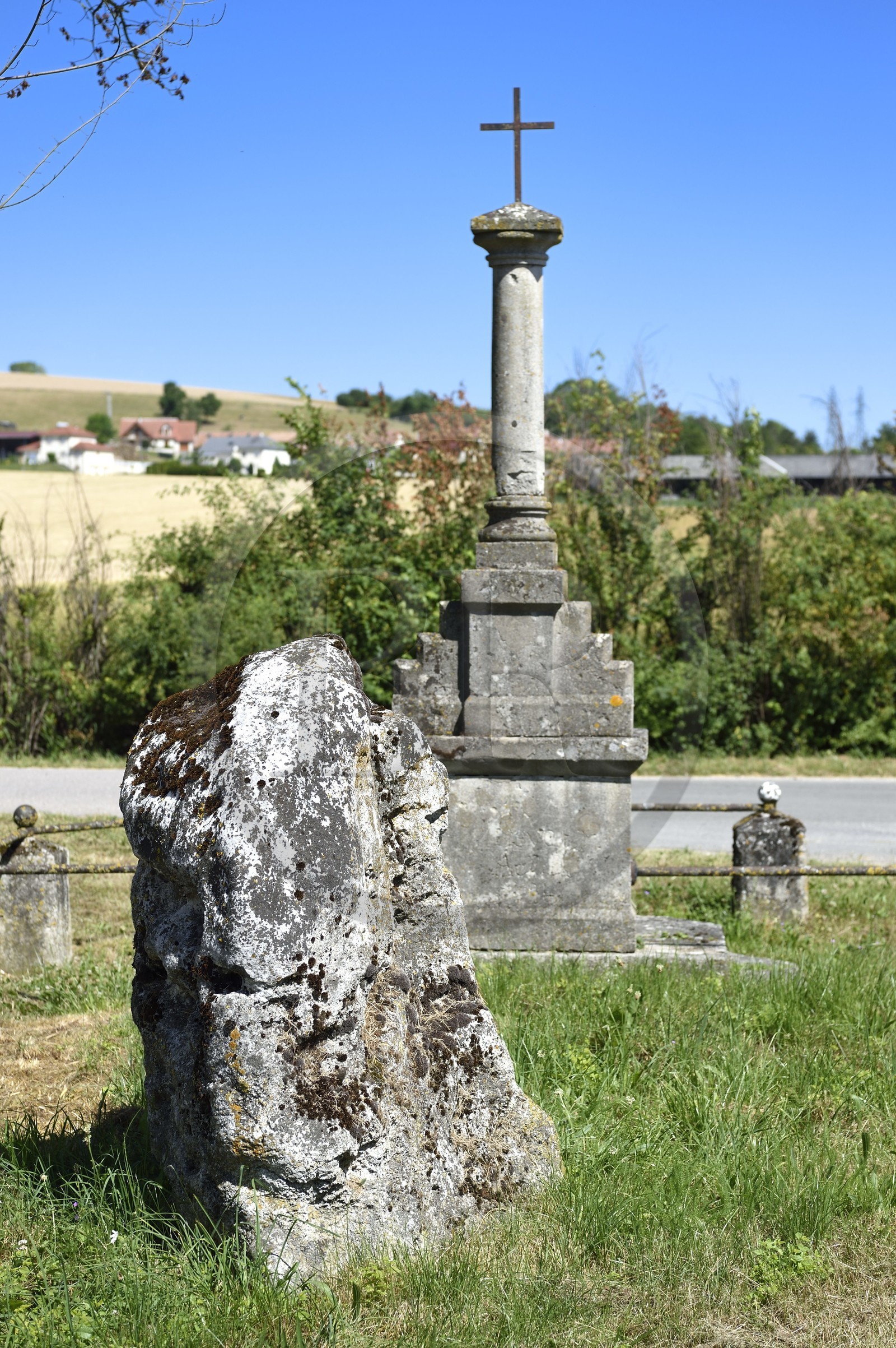 France, Meuse (55), Chauvoncourt, Menhir dit la Grosse Borne, datant du néolithique final, Bronze Ancien (1800 avant J-C) au lieu-dit La Croix des Missions, route reliant Les Paroches