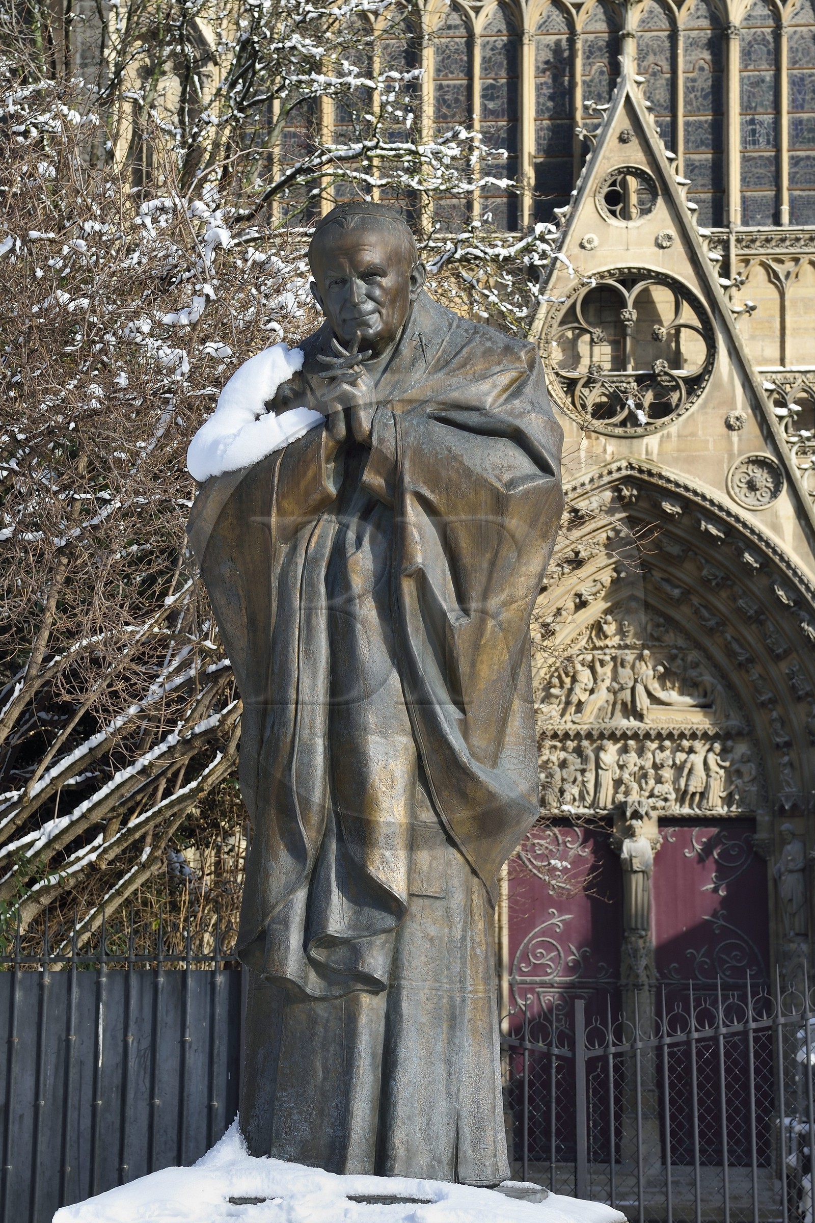 France, Paris (75), les rives de la Seine, classées Patrimoine Mondial de l'UNESCO, la Cathédrale Notre-Dame sous la neige sur l'Ile de la Cité vue depuis le quai de l'Archevêché, statue du Pape Jean Paul II