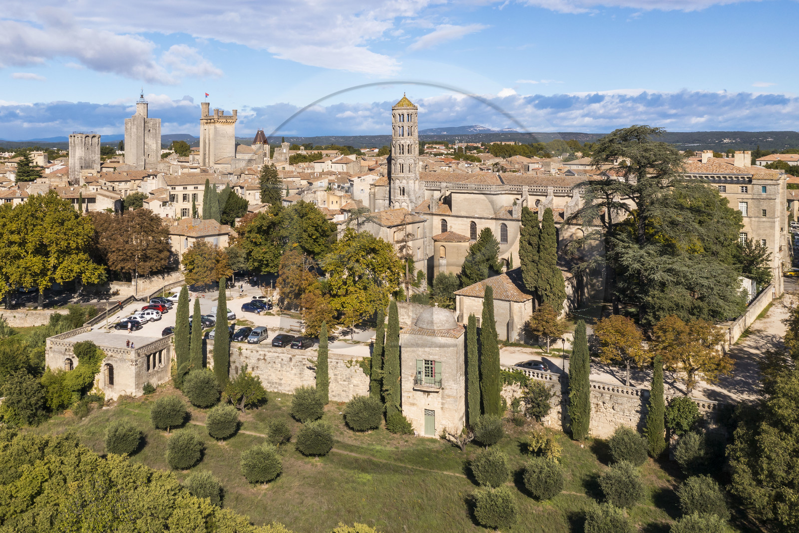 France, Gard (30), Uzès, la Tour du Roi, la Tour de l'Evêché, le chateau Ducal dit Le Duché avec la Tour Bermonde et la cathédrale Saint-Théodorit avec la tour Fenestrelle à droite (vue aérienne)