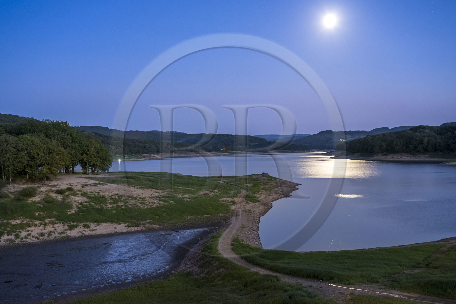 France, Nièvre (58), Parc naturel régional du Morvan, Chaumard, lac de Pannecière sous un clair de lune