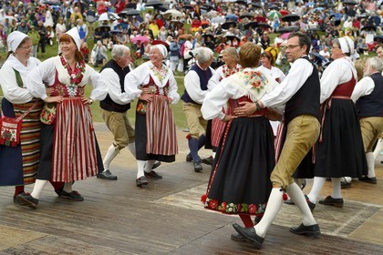 Suède, comté de Dalécarlie, Leksand, les très populaires célébrations du solstice d'été pour la Saint-Jean, danses folkloriques en costumes traditionnels