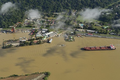Panama, Canal de Panama à Gamboa, cargo Panamax et la grue Titan construite par l'allemagne nazie sur la gauche (vue aérienne)