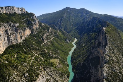 Var (83) rive gauche et Alpes-de-Haute-Provence (04) rive droite, Parc Naturel Régional du Verdon, le Grand Canyon des Gorges du Verdon entre Le Galetas et le Cirque de Vaumale en arrière plan (vue aérienne)