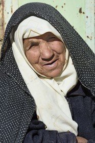 Iran, Province de Yazd, désert du Dasht-e Kavir, Moghestan, femme du village, Mariam