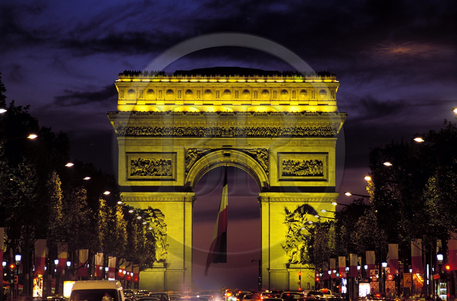 France, Paris (75), l'Arc de Triomphe sur l'avenue des Champs-Elysées