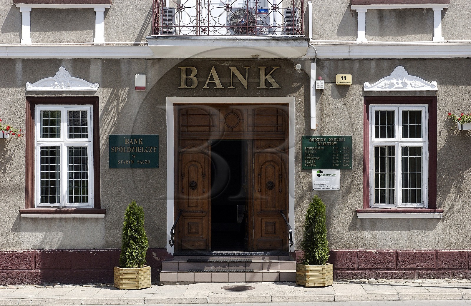 Pologne, Petite Pologne, banque dans la petite ville de Stary Sacz