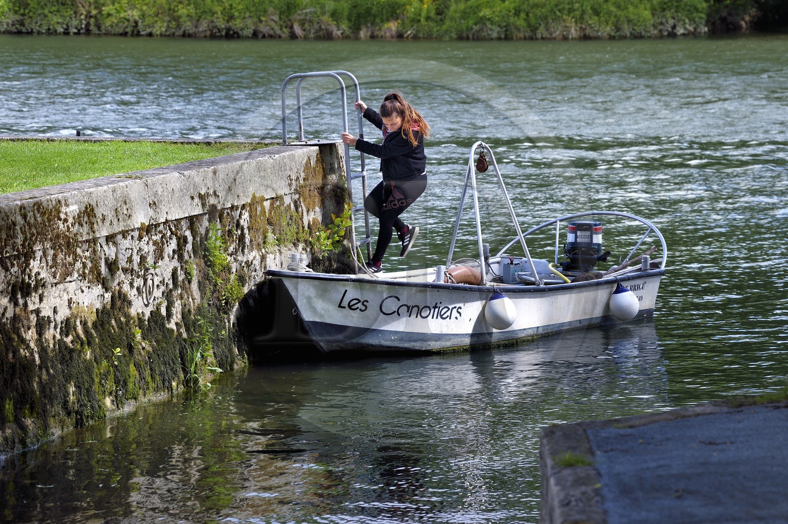 France, Charente-Maritime, Saintonge, Port-d'Envaux, boarding a canoe