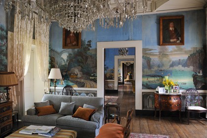 Portugal, région du Minho, Guimaraes, la Casa de Sezim, maison vinicole et d'hôtes, le salon décoré par le papier peint d'origine (vers 1850) de la manufacture Jean Zuber de Rixheim en Alsace