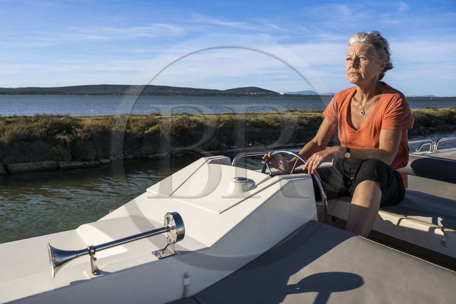 France, Hérault (34), Vic-La-Gardiole, la journaliste Pascale Desclos à la barre du bateau de plaisance Le Boat sur le canal du Rhône à Sète