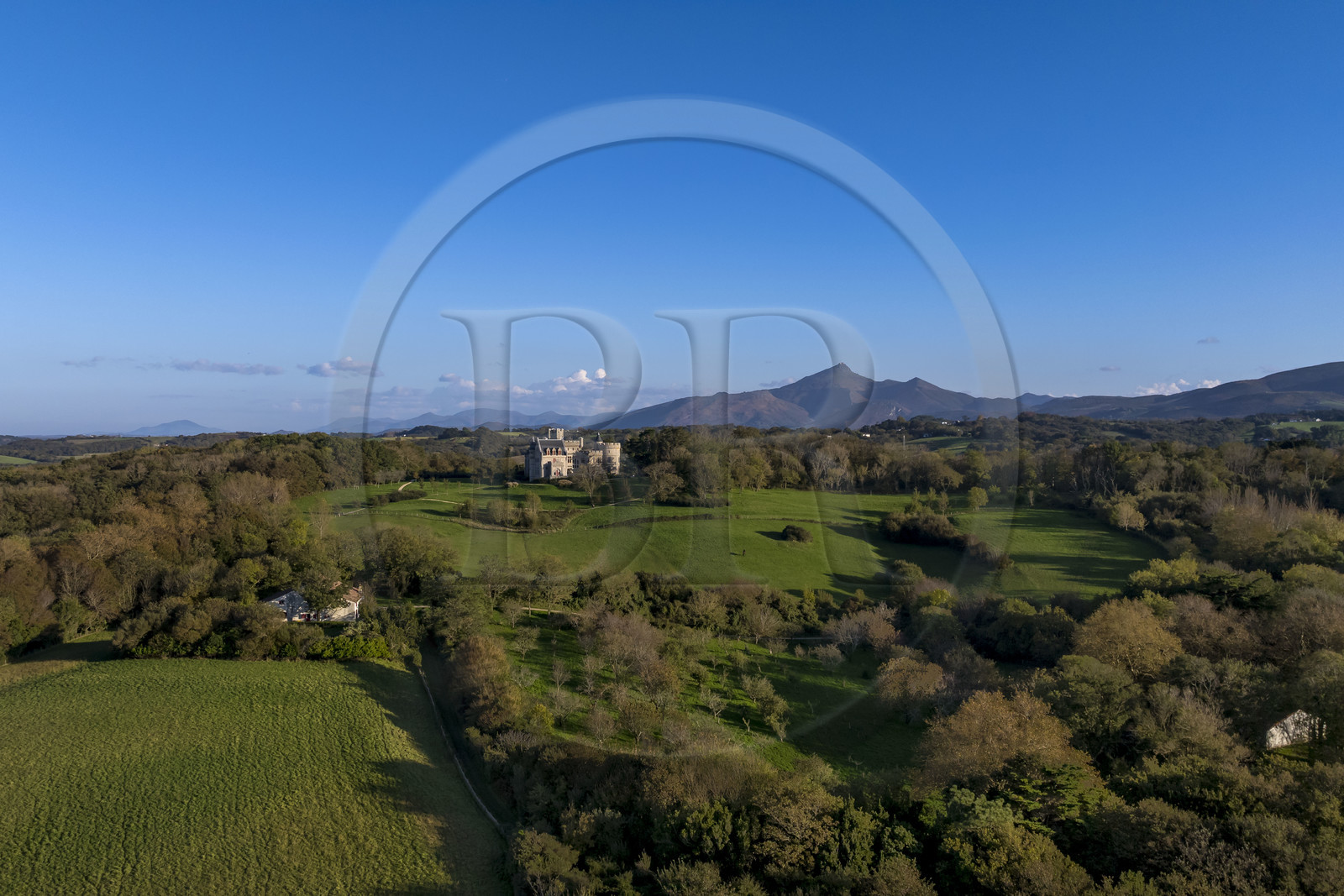 France, Pyrénées-Atlantiques (64), la côte du Pays-Basque, Hendaye, chateau d'Abbadia construit en 1870 par Eugène Viollet-le-Duc pour Antoine d'Abbadie d'Arrast et la montagne de La Rhune en arrière plan (vue aérienne)