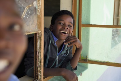 Namibie, région de Erongo, Damaraland, le Spitzkoppe dans le désert du Namib, Ecole primaire de Katora (Katora Primary School), garçon dans la salle de classe grade 4 (autour de 11 ans)