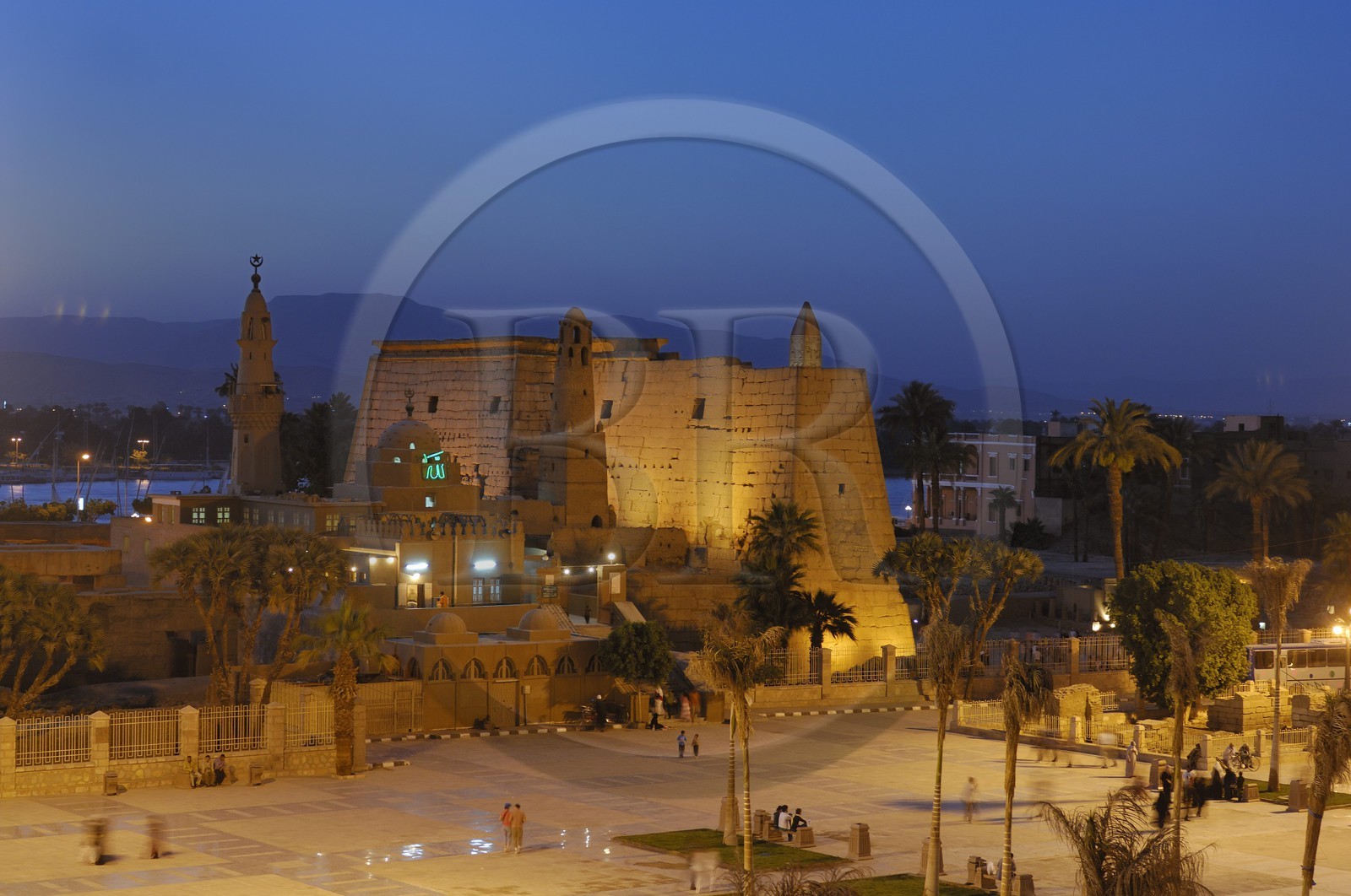 Egypte, Haute Egypte, vallée du Nil, temple de Louxor au crépuscule, classé Patrimoine Mondial de l'UNESCO