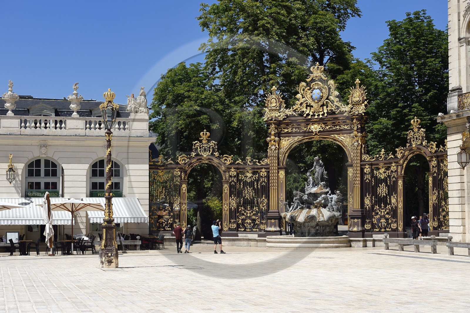 France, Meurthe-et-Moselle (54), Nancy, place Stanislas (ancienne Place Royale) construite par Stanislas Leszczynski, roi de Pologne et dernier duc de Lorraine au XVIIIe siècle, classée Patrimoine Mondial de l'UNESCO, fontaine d'Amphitrite et grille en feuille d'or de Jean Lamour
