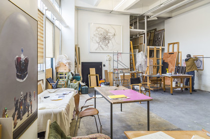 France, Seine-Saint-Denis (93), Les Lilas, l'artiste peintre Xiao Fan Ru dans son atelier