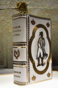France, Charente (16), Cognac, Musée des Arts de Cognac, flacon livre Camus (1969) en porcelaine de Limoges en hommage à Napoléon