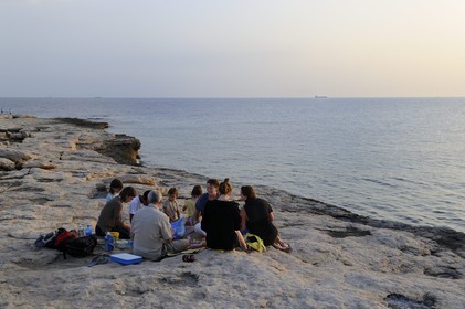 France, Bouches-du-Rhone, Cote Bleue, Sausset-les-Pins, family picnic by the sea at Anse du Verdon