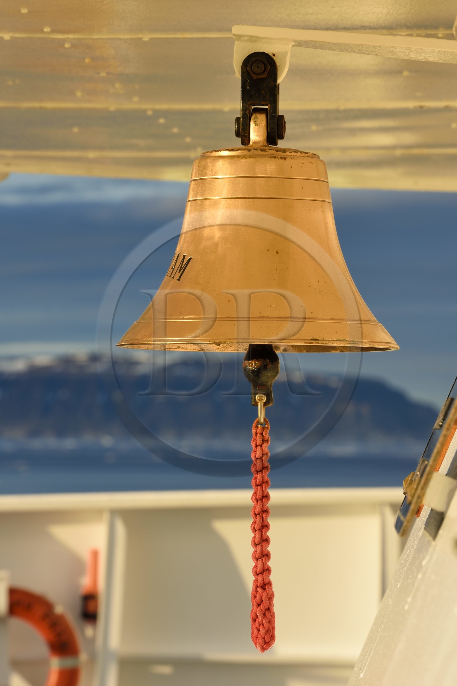 Groenland, cote Nord-Ouest, Smith sound, la cloche du bateau de croisière MS Fram de la compagnie Hurtigruten