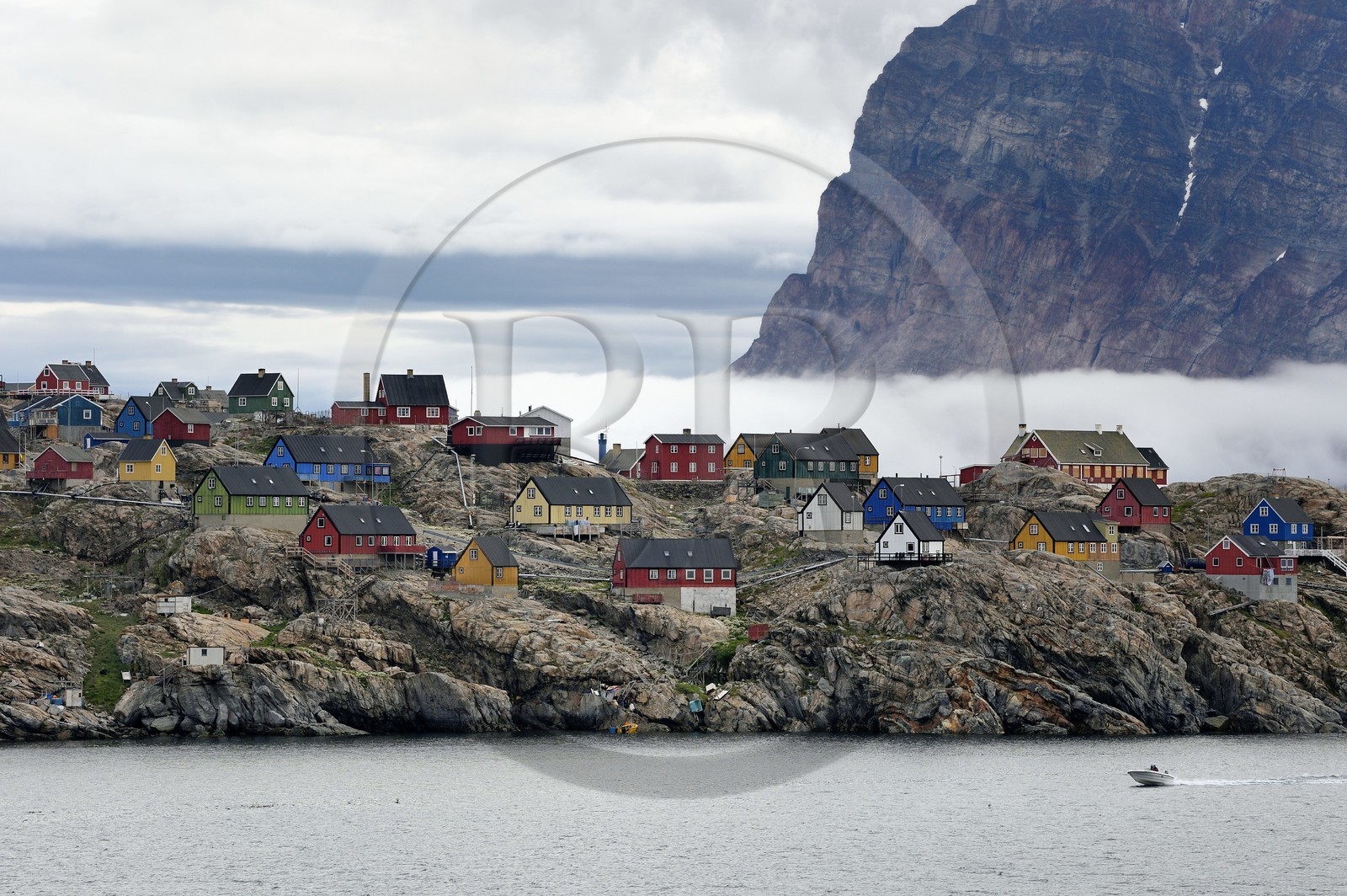 Groenland, cote ouest, baie de Baffin, la ville de Uummannaq accrochée à la roche
