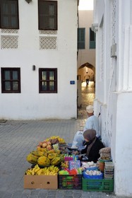 Sultanat d'Oman, Mascate, vieux Mascate, corniche de Muttrah, le front de mer, vendeurs de fruits et légumes dans la rue