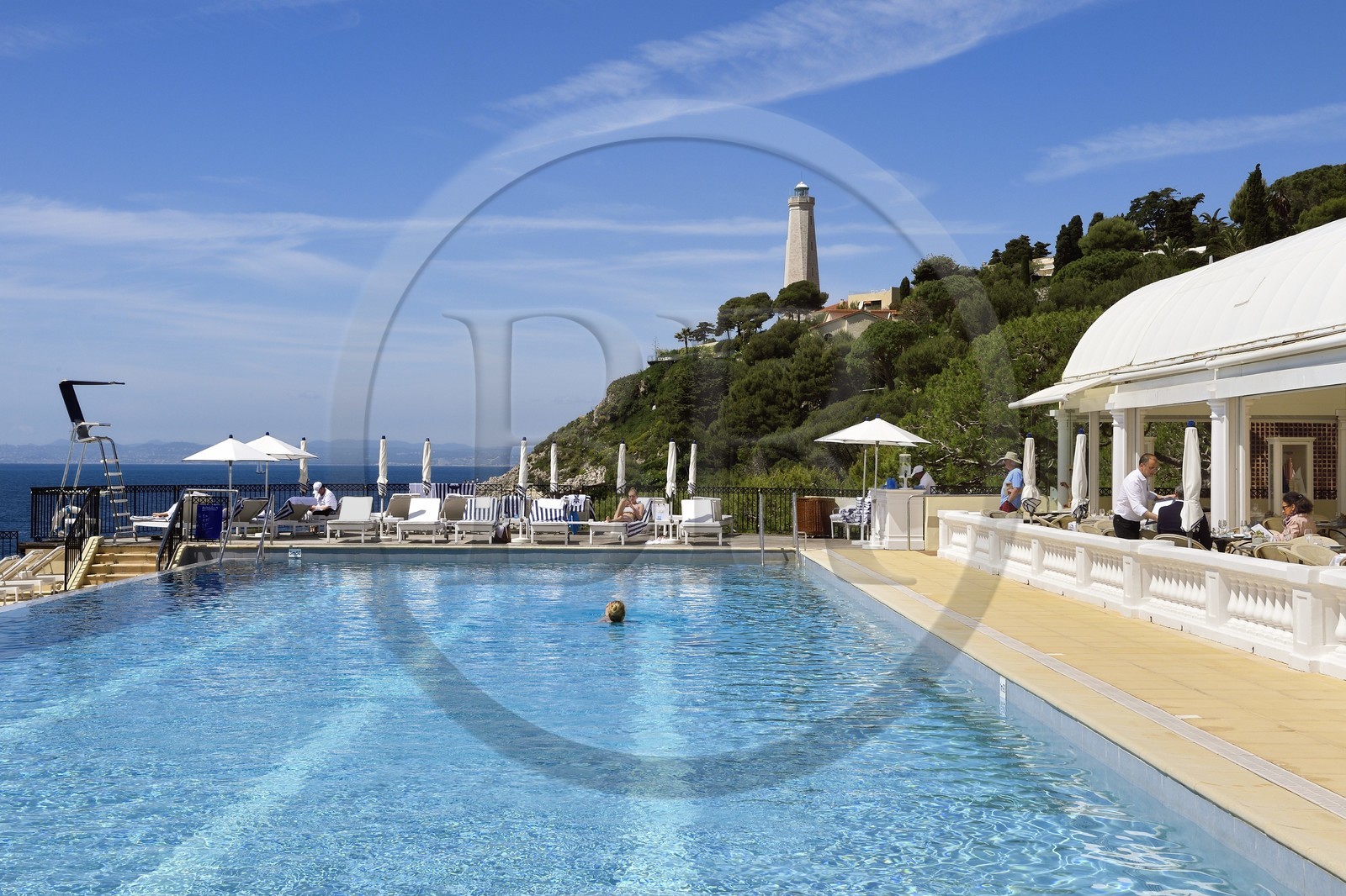 France, Alpes Maritimes (06), Saint-Jean-Cap-Ferrat, Grand-Hotel du Cap-Ferrat, palace 5 étoiles du groupe Four Seasons Hotel, le chic Club Dauphin au bord de la piscine et face à la mer