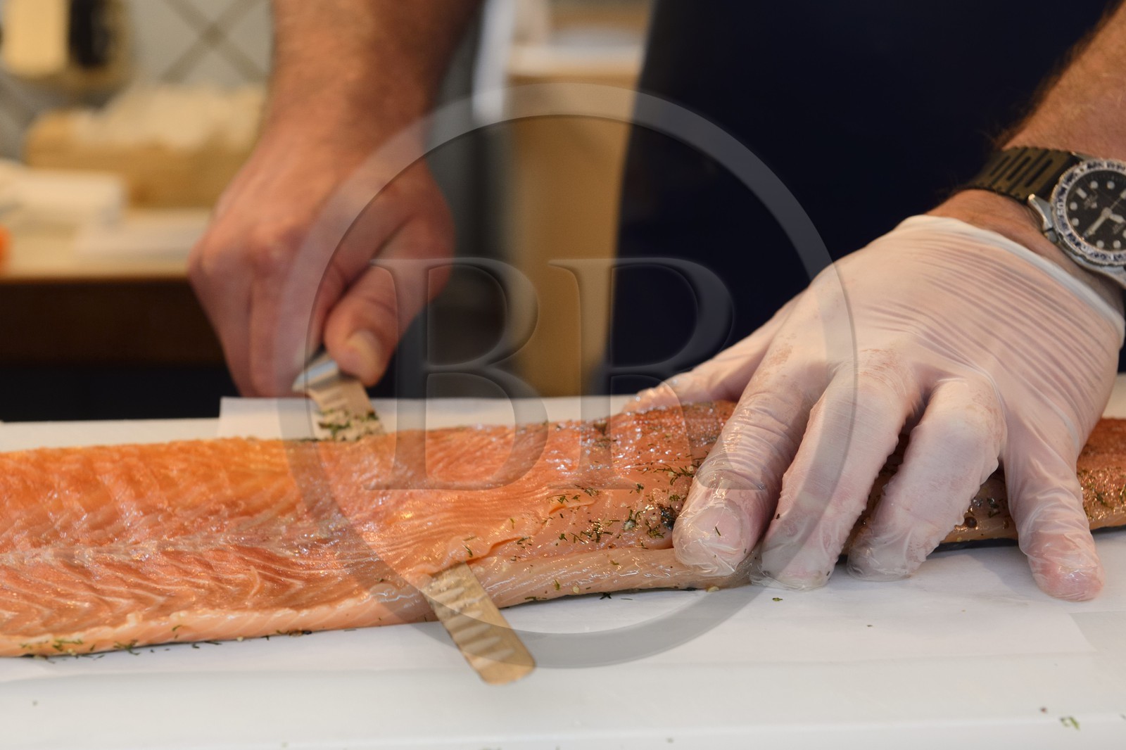 Suède, Västra Götaland, Göteborg (Gothenburg), l'Eglise du poisson (marché de poisson couvert) Feskekörka, coupe de saumon