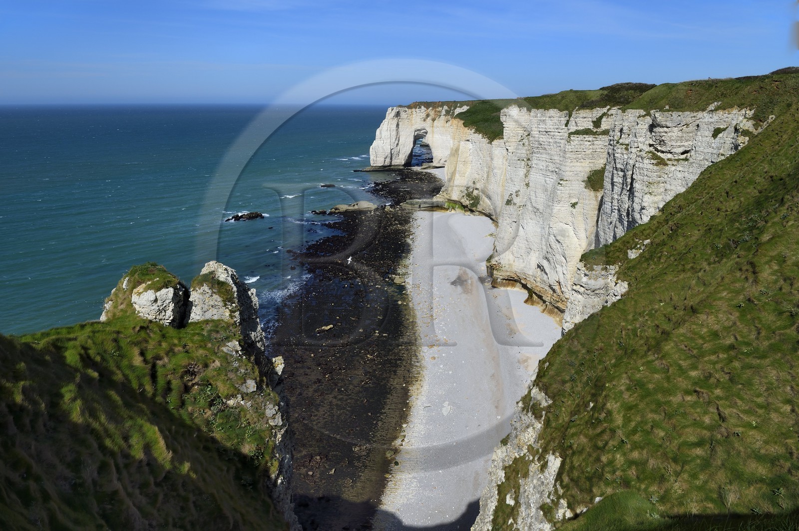 France, Seine-Maritime (76), Pays de Caux, Côte d'Albâtre, Etretat, la Manneporte vue depuis la pointe de la Courtine