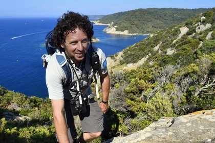 France, Var (83), Iles d'Hyères, Parc national de Port Cros, Ile de Port-Cros, plage de la Palud, Johann Cerisier, garde moniteur du parc national de Port-Cros en tournée de surveillance au rocher du Rascas (en arrière plan)