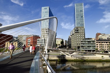 Espagne, Pays basque espagnol, Biscaye, Bilbao, passerelle suspendue Zubizuri dessinée par l'architecte Santiago Calatrava sur le Ria de Bilbao et Isozaki Atea (Porte Isozaki ou tours jumelles) de l'architecte japonais Arata Isozaki en arrière-plan